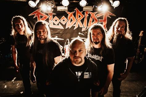  Blood and Thunder - En explosiv hymnal av thrash metal med en hypnotisk melodi